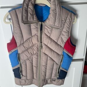 Women’s Vintage Ski Quilted Vest, size small White Stag, Tan and Red